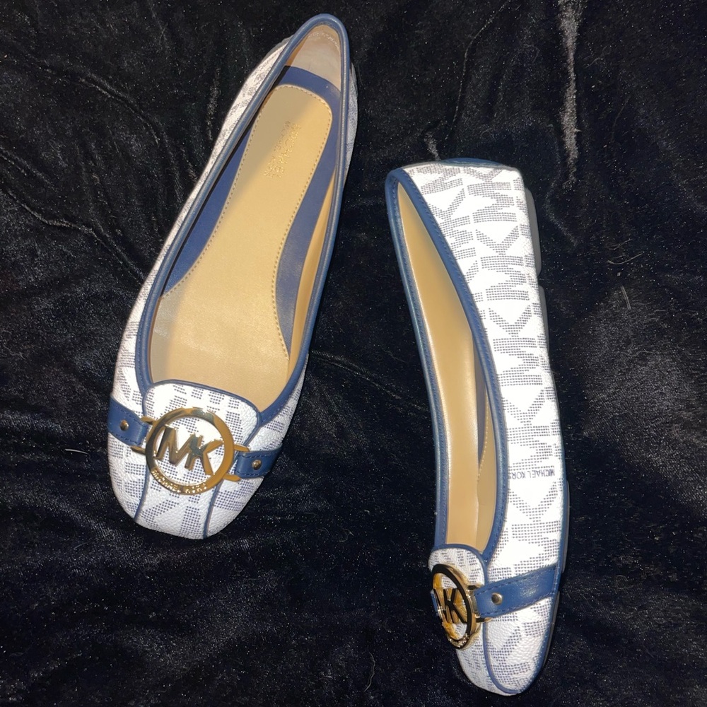 Michael kors - Fulton mox size 7.5 white w/ blue on the front a Gold emblem - Picture 4 of 7